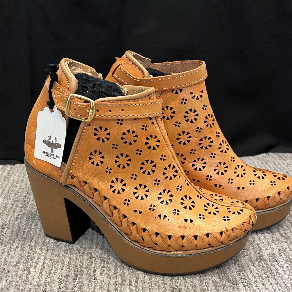 Leather Platform Heel Shoes, Hecho en MEXICO, size 7 - NWT